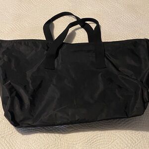 Bloomingdale’s Black Shopping Tote Bag .. great for Airline Carry-on .. Zipper